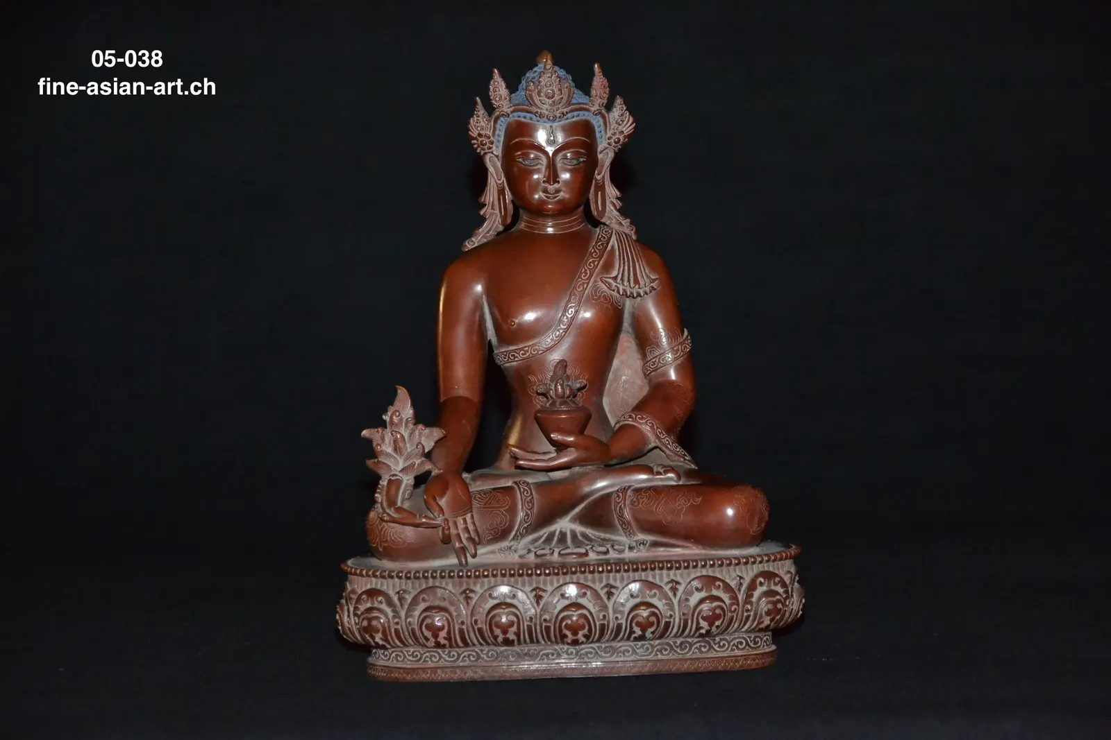 Gekrönter Medizin-Buddha mit rötlicher Kupferoberfläche auf Lotossockel