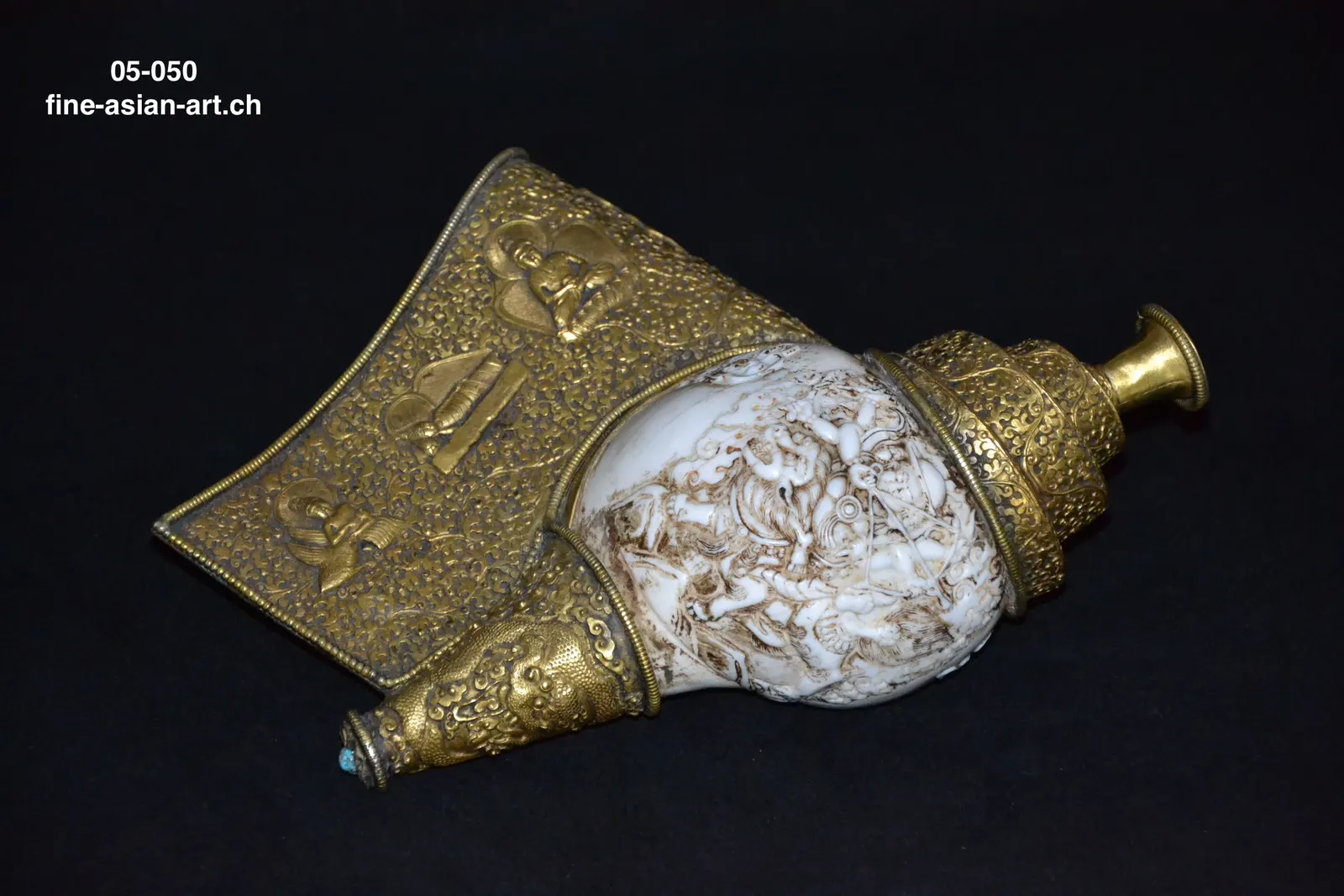Beschnitztes weisses Muschelhorn mit getriebener goldfarbener Metallfassung und Mundstück