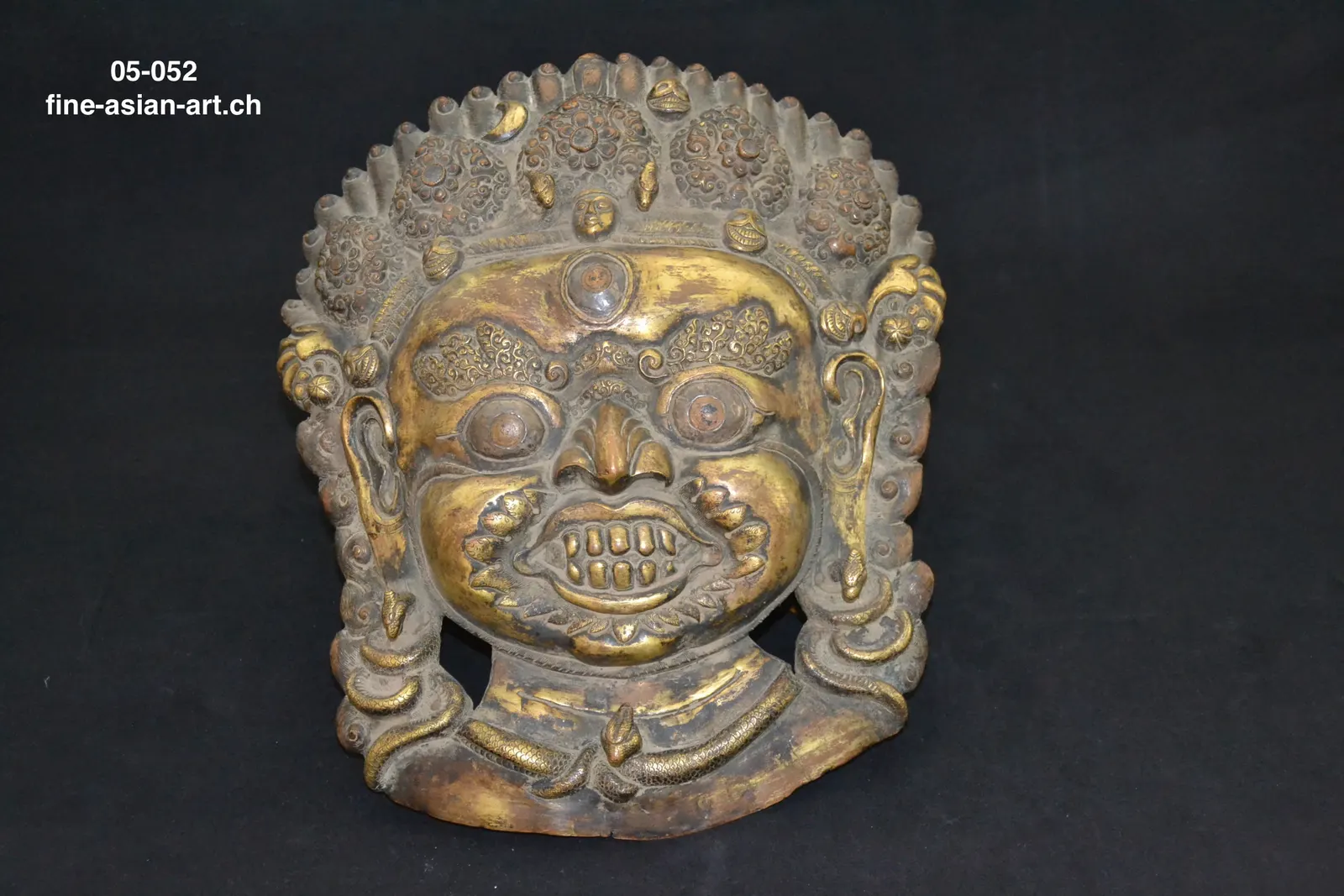 Zornvolle Bhairava-Maske mit hervortretenden Augen, drittem Auge, Reisszähnen und Schädelkrone
