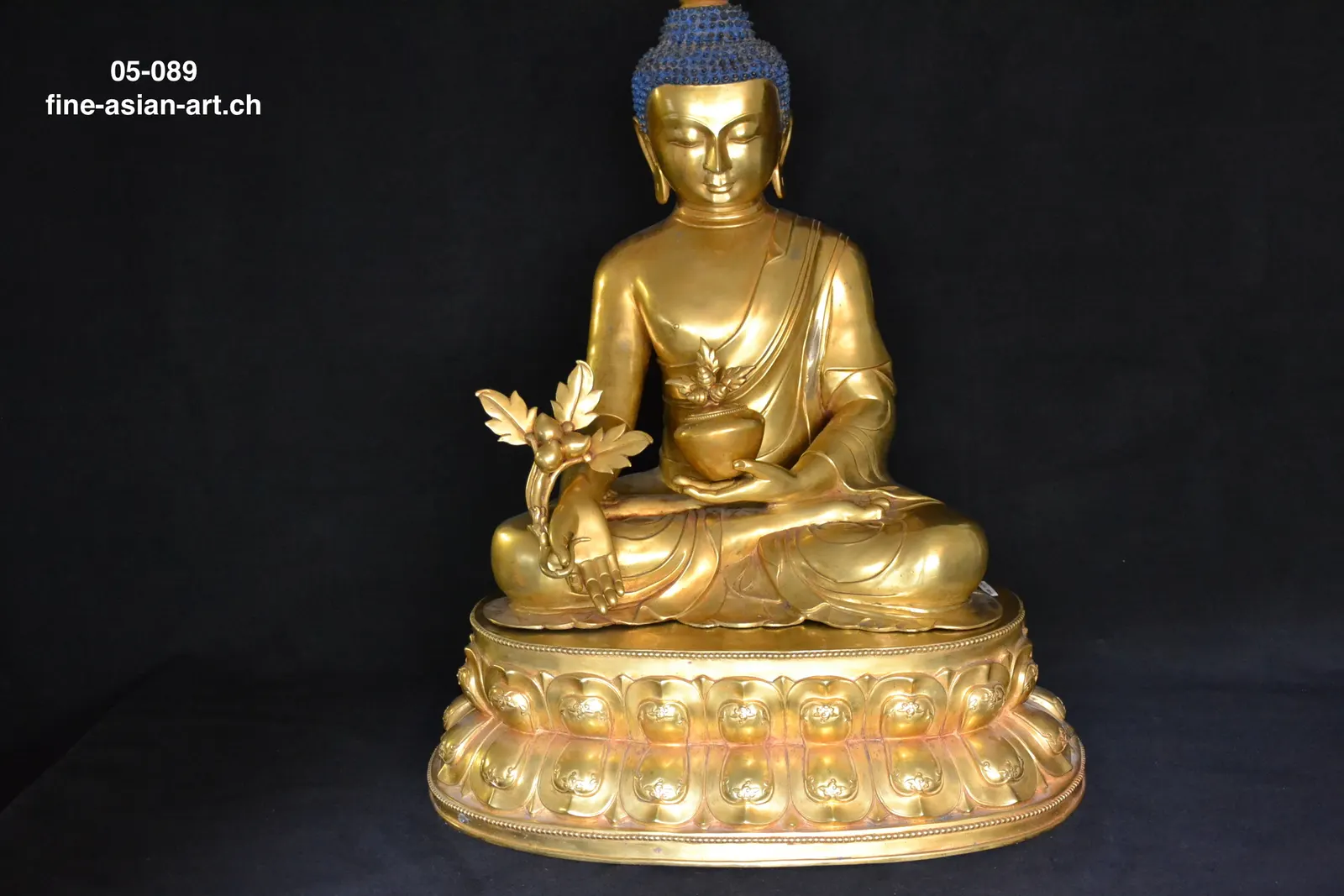 Grosser vergoldeter Medizin-Buddha mit blauem Haar, Schale und Zweig, auf doppeltem Lotossockel