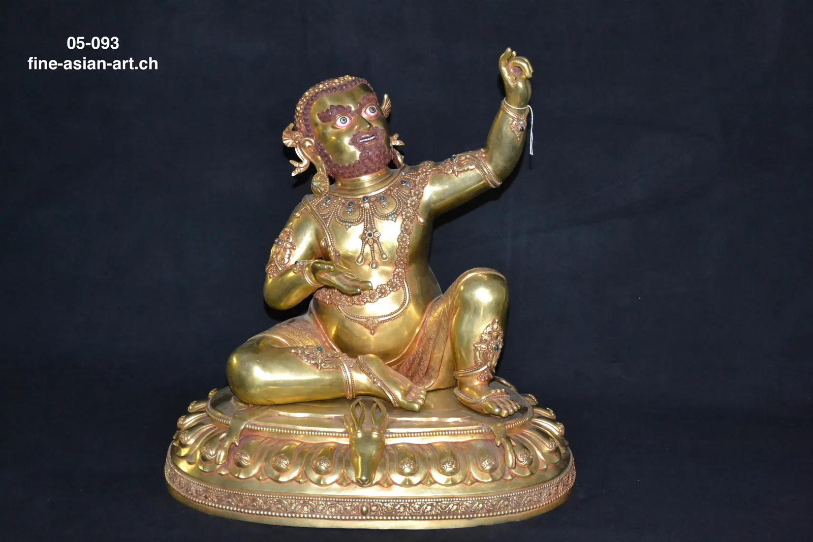 Vergoldet wirkende Statue des Mahasiddha Virupa, rechter Arm zum Himmel erhoben