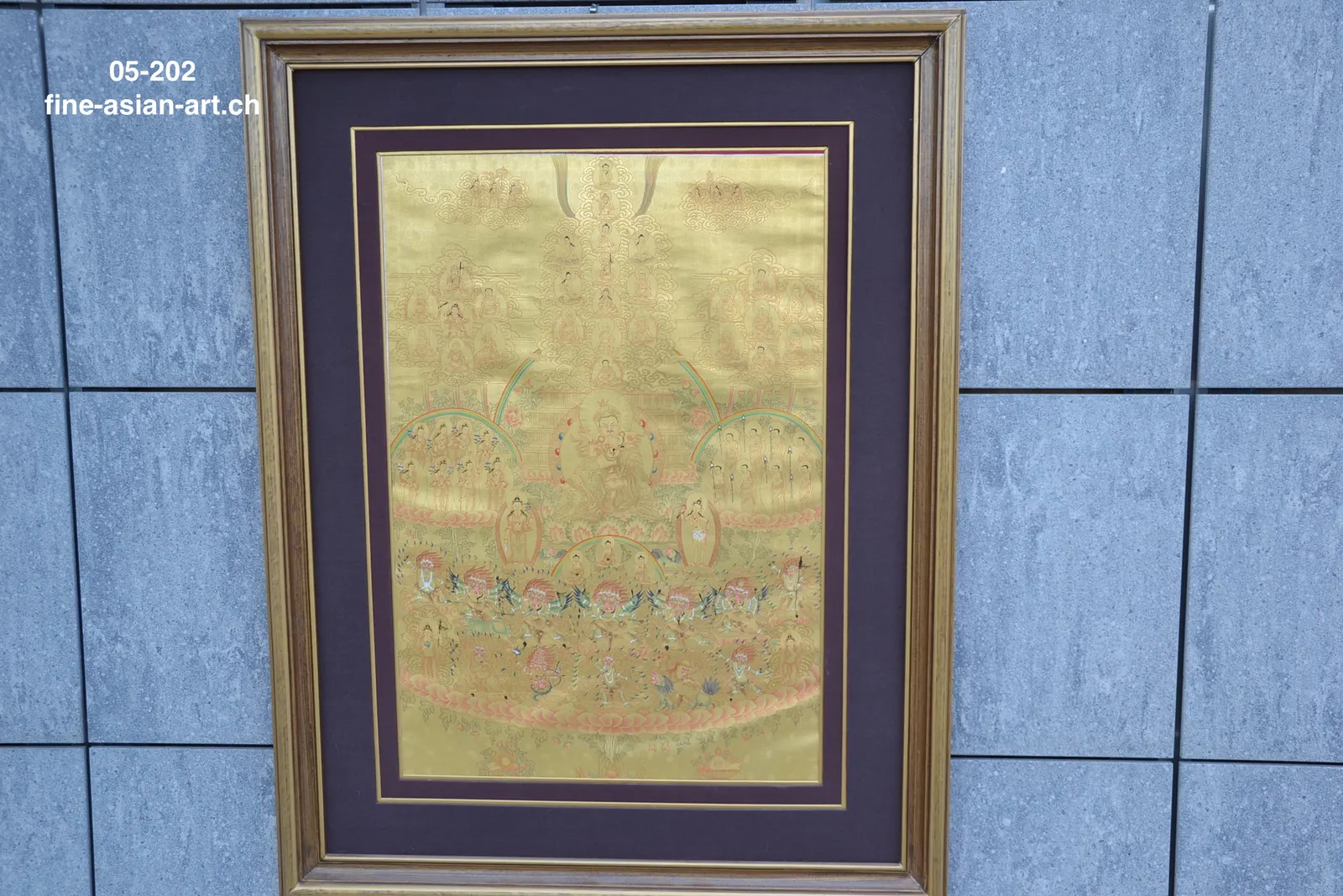 Goldtoniges Padmasambhava-Thangka mit feiner roter Linienführung, Aubergine-Passepartout