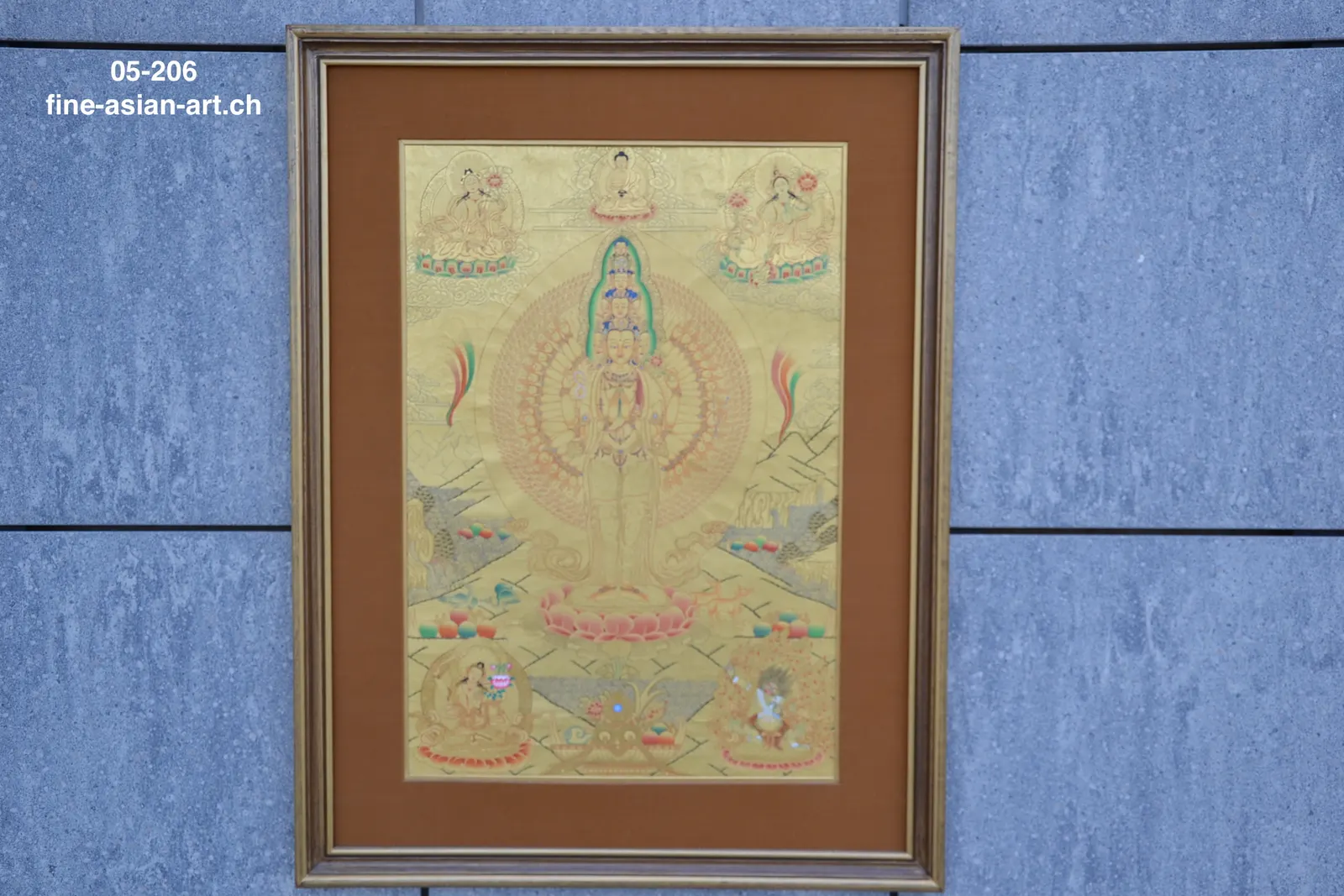 Goldtoniges Thangka des stehenden tausendarmigen Avalokiteshvara, rostoranges Passepartout