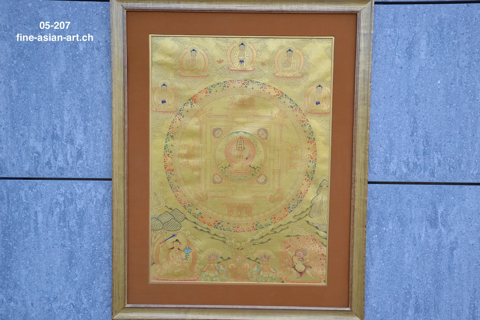 Goldtoniges Avalokiteshvara-Mandala-Thangka, kleine Buddhas oben, rostoranges Passepartout