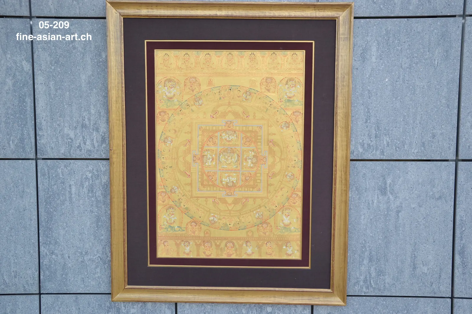 Goldtoniges Yamantaka-Mandala-Thangka mit quadratischem Palast, violettes Passepartout