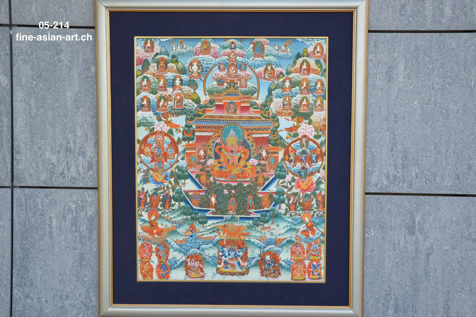Thangka: Vajrasattva mit Gefährtin in rot-goldenem Palast, viele Gottheiten, blaues Passepartout