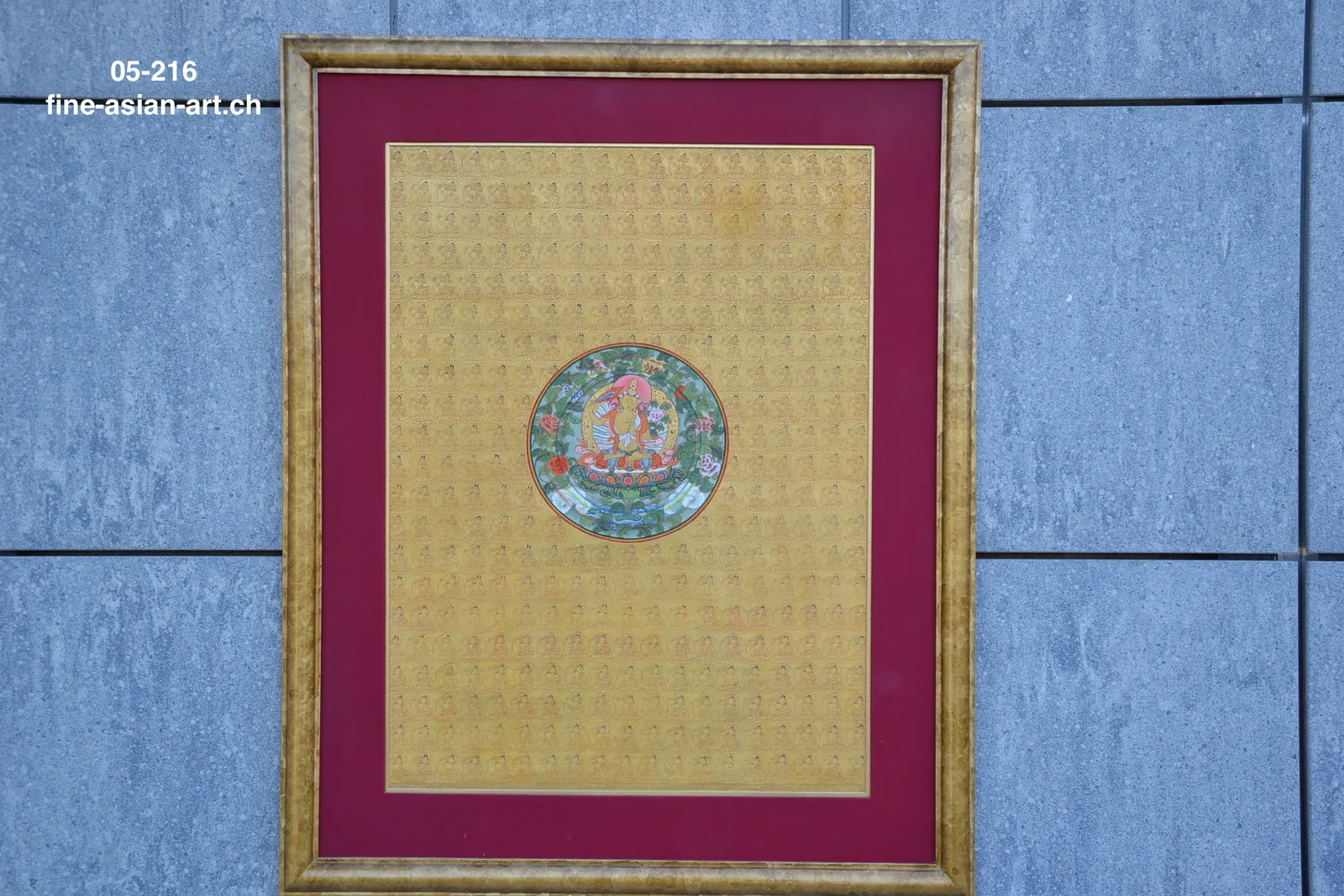 Thangka mit kleinem Manjushri-Medaillon auf grossem Goldfeld, karminrotes Passepartout