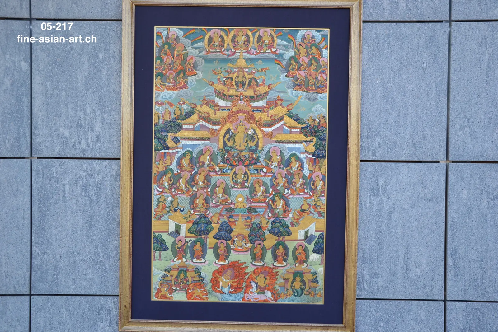 Thangka mit goldenem Palast und vielen Gottheiten, Schützer unten, blaues Passepartout