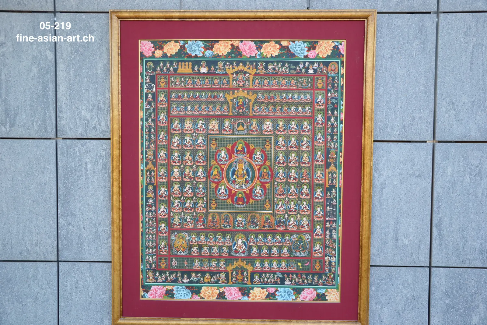 Thangka mit zentraler Gottheit inmitten von Reihen kleiner Bodhisattvas, karminrotes Passepartout