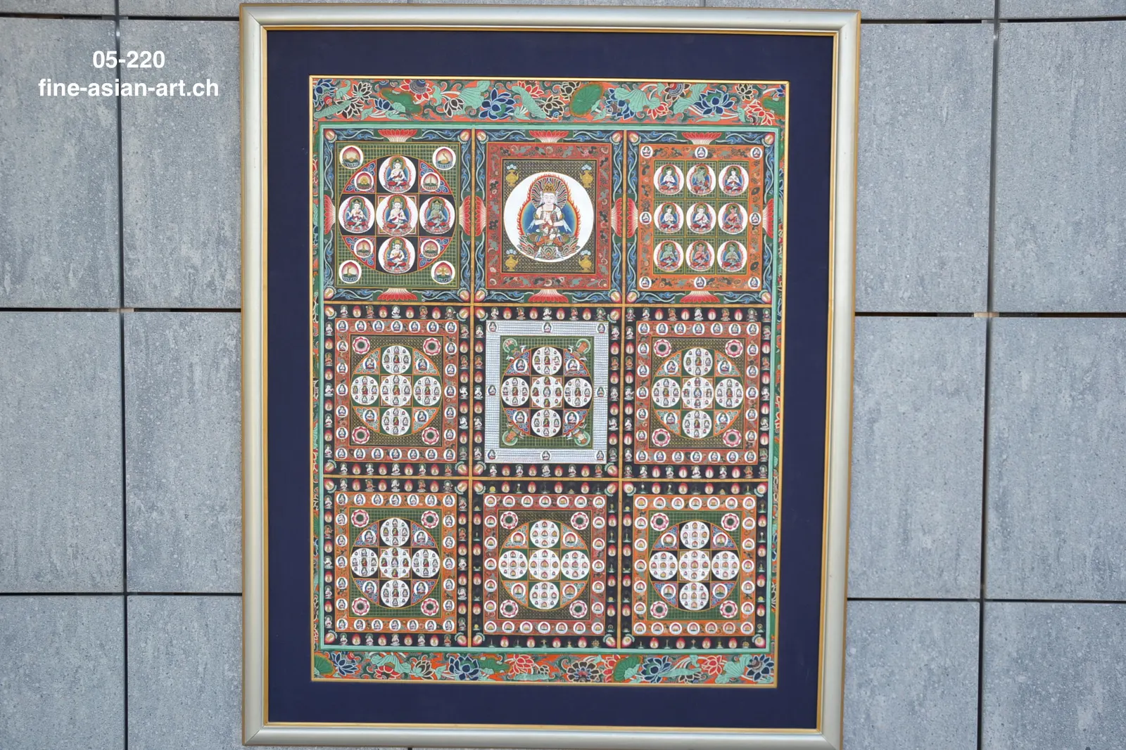 Gerahmtes Thangka mit neun Feldern aus Mandala-Medaillons und Bodhisattvas, blaues Passepartout