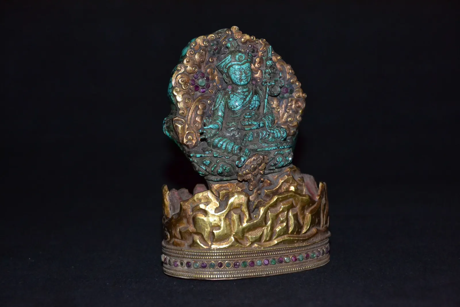 Padmasambhava aus Türkis auf vergoldet wirkendem, getriebenem Sockel