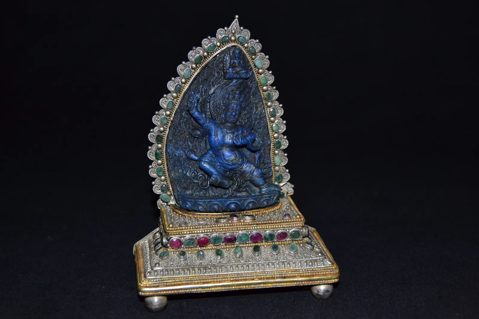 Blaue Vajrapani-Figur aus Lapislazuli in steinbesetzter Silberaureole auf gestuftem Sockel
