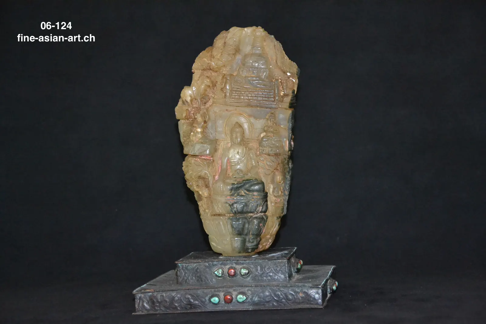 Geschnitzter Block mit übereinander angeordneten Buddha-Szenen auf gestuftem Metallsockel