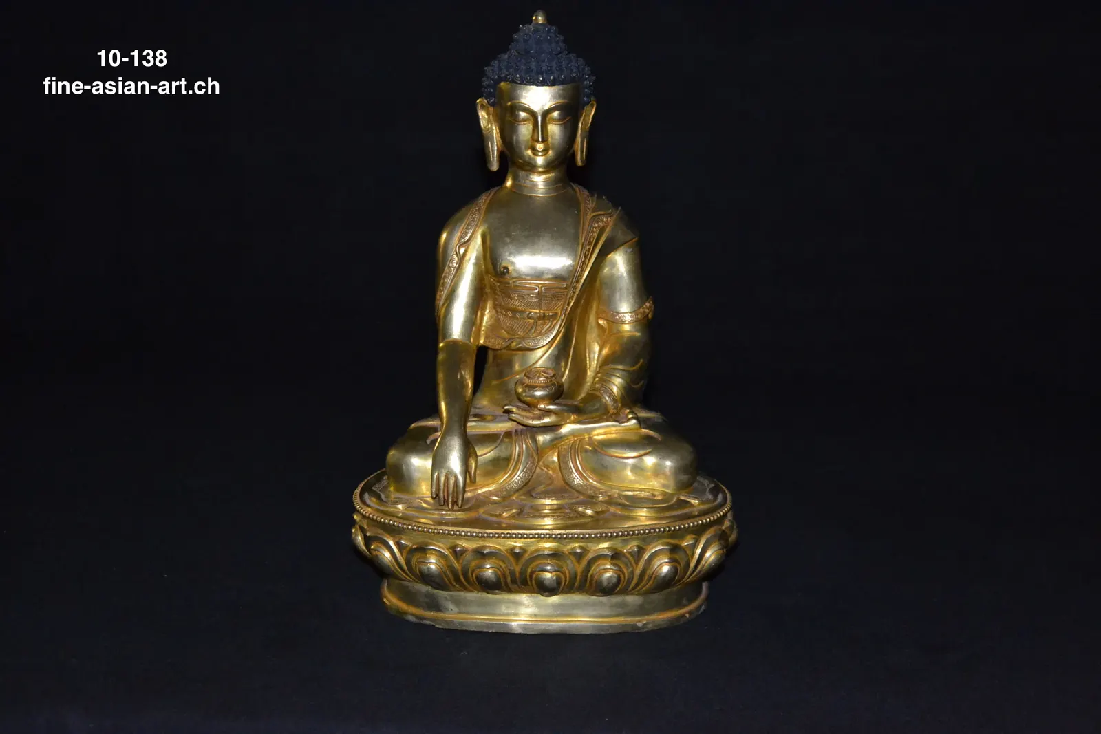 Goldfarbener Buddha Shakyamuni mit dunklem Haar auf doppeltem Lotossockel