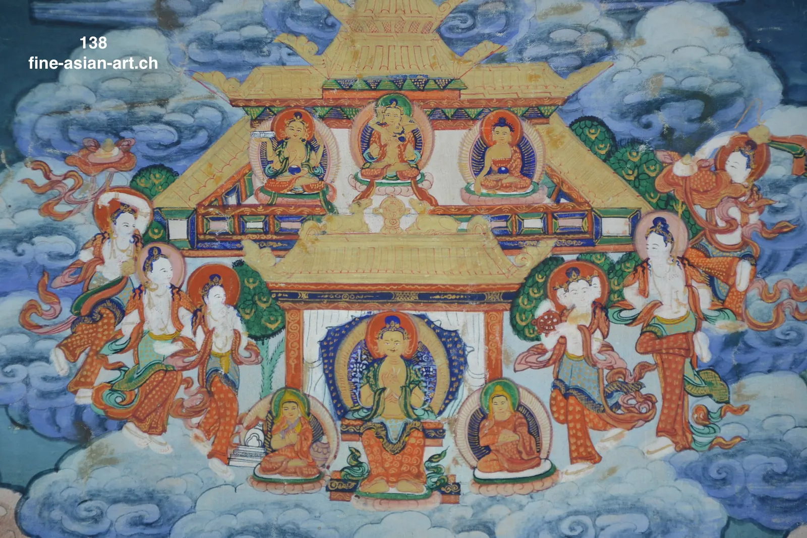 Thangka-Detail: goldener Pavillon mit Gottheiten und tanzenden Opfergöttinnen in Wolken