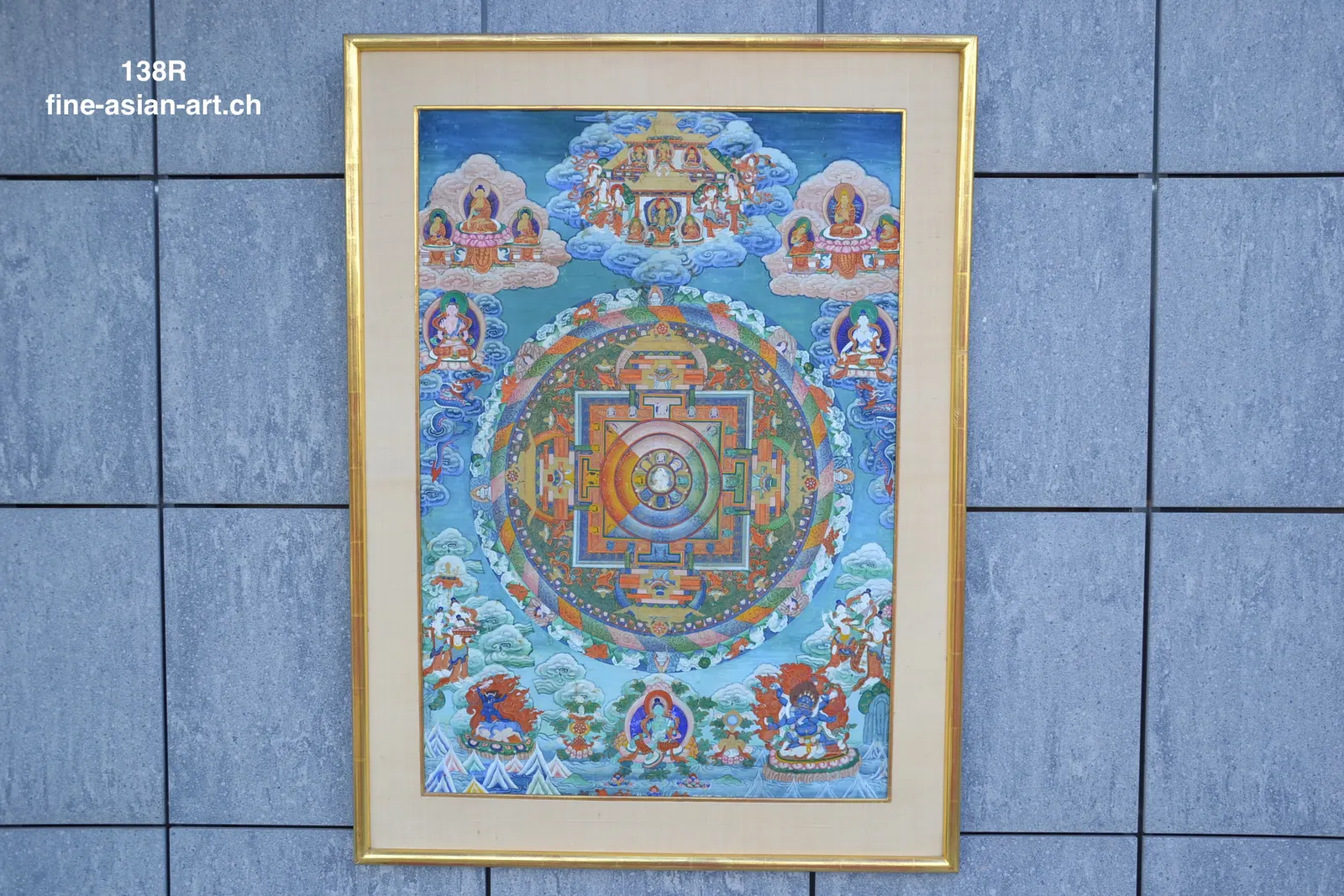 Gerahmtes Mandala-Thangka in Blau, Rot und Grün mit Figuren, Goldrahmen