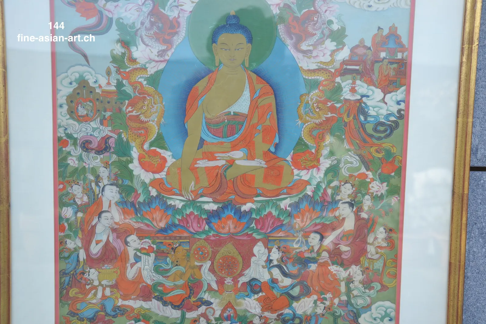 Nahaufnahme eines Buddha-Thangkas: Buddha mit Schale auf Lotosthron, Drachen und Begleiter