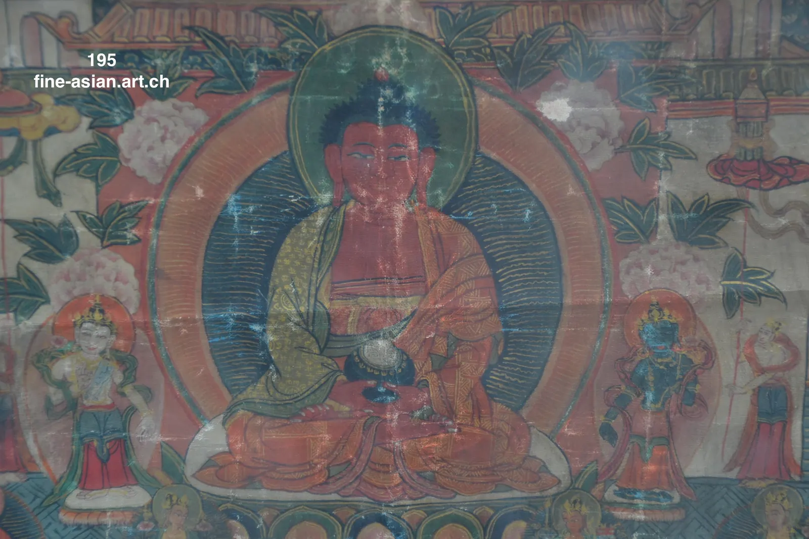 Nahaufnahme des roten Amitabha mit Schale, dunkler Halo, kleine Begleiter beidseits