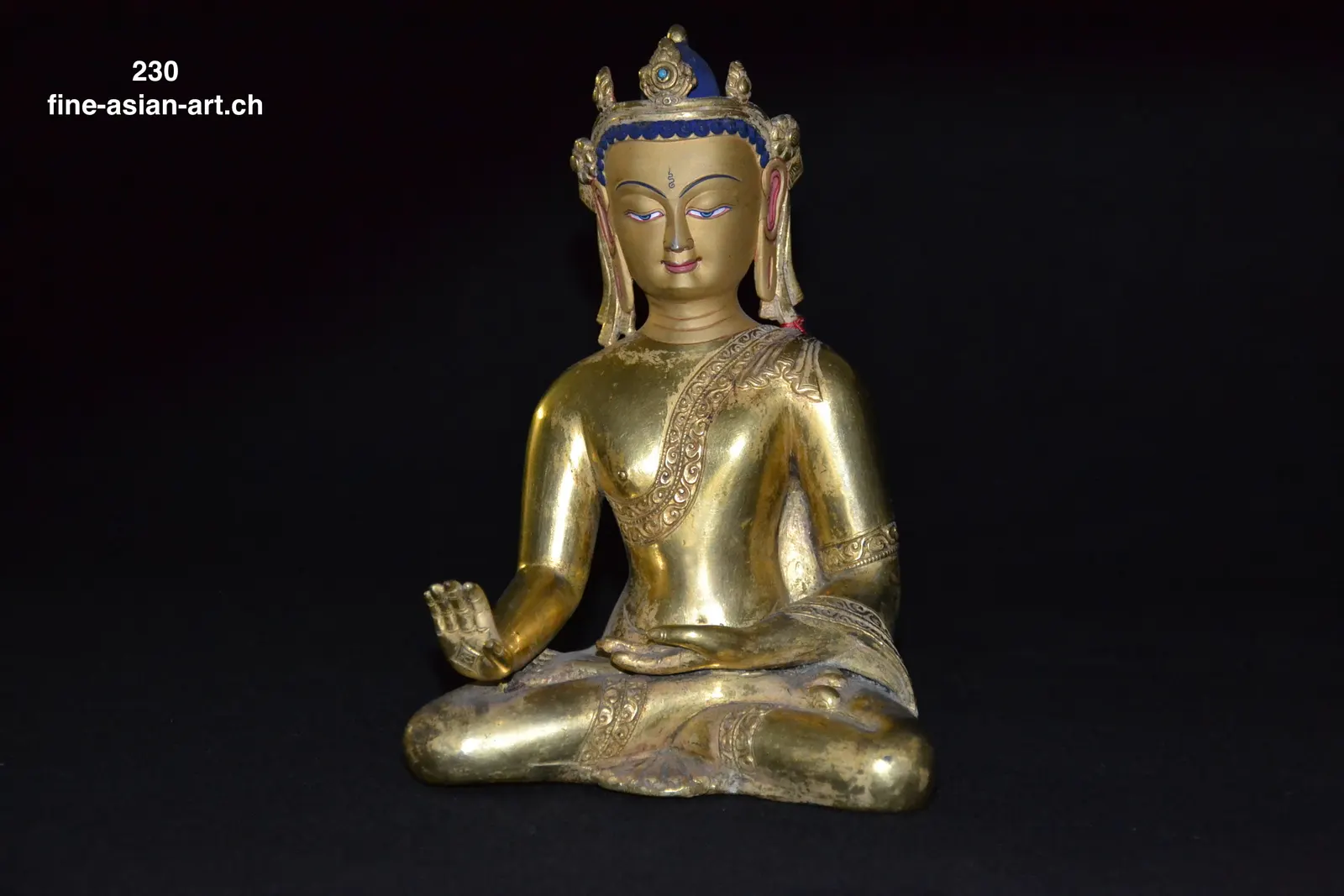 Bodhisattva doré couronné assis, main droite levée