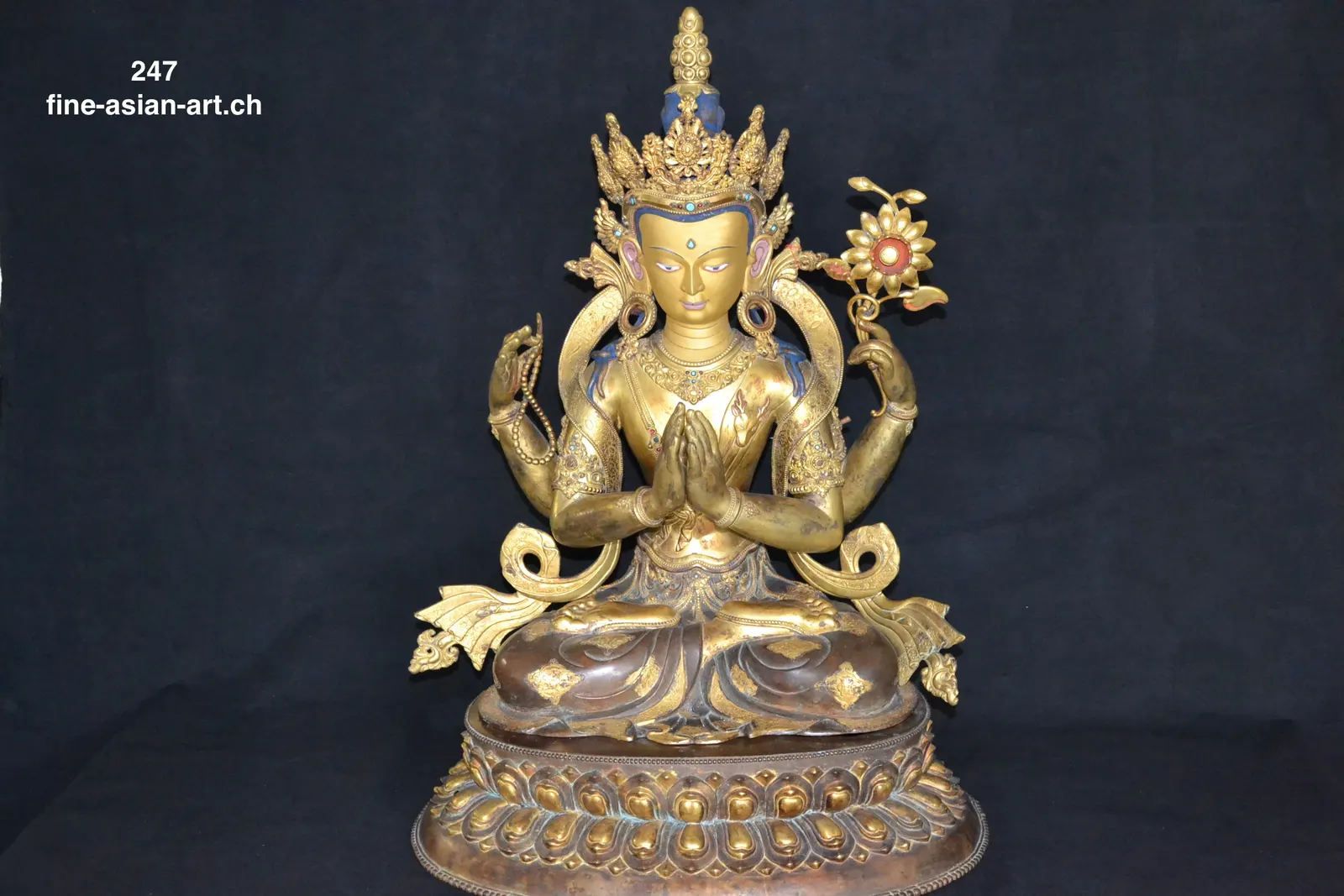 Vierarmiger Avalokiteshvara, Hände vor dem Herzen gefaltet, mit Lotos, auf Lotossockel sitzend