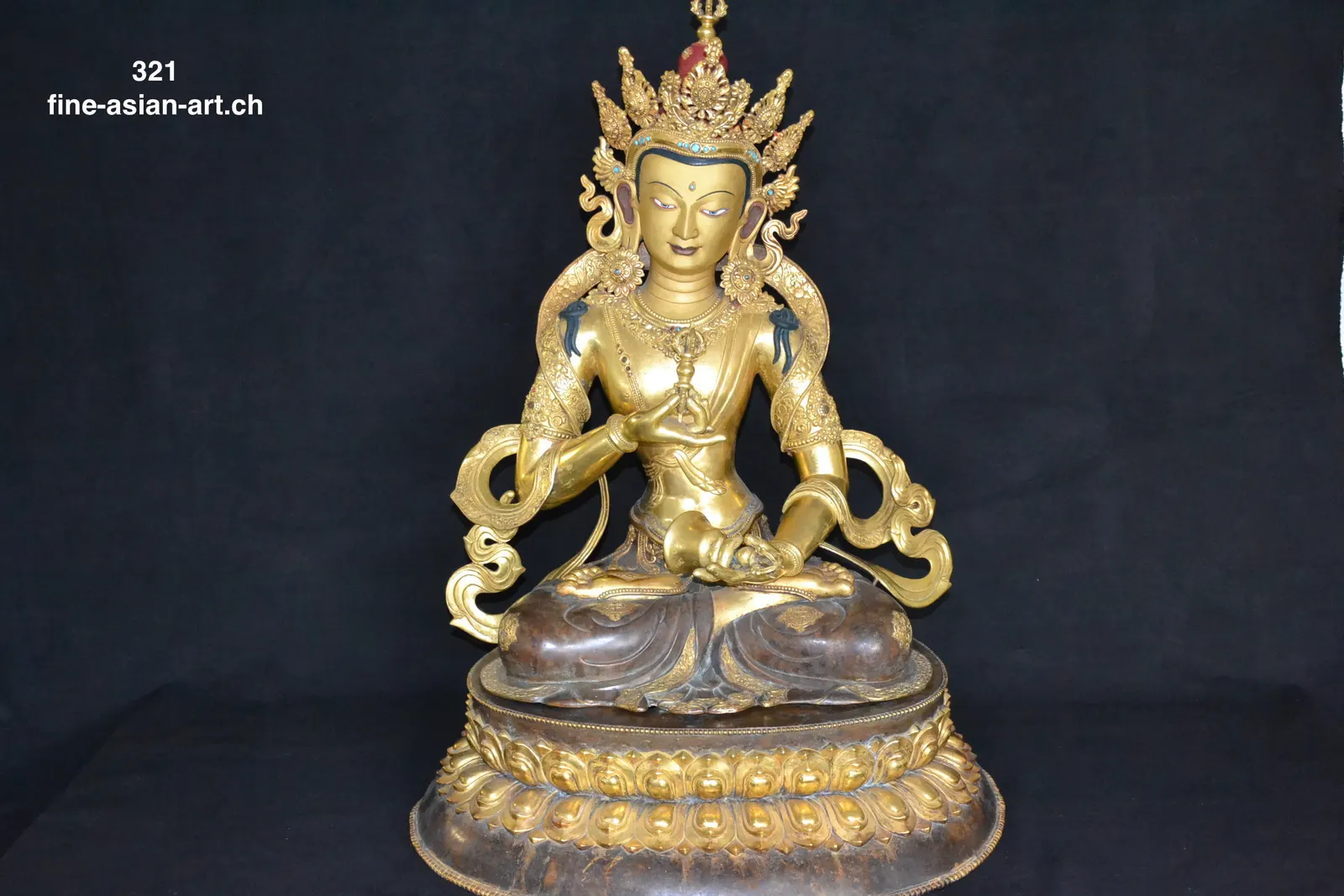 Grosse vergoldete gekrönte Bodhisattva-Figur auf doppeltem Lotossockel, schwarzer Hintergrund