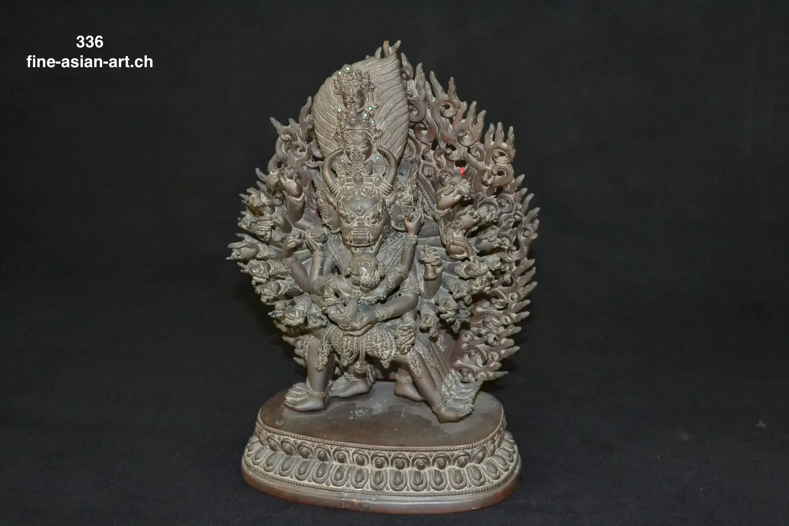 Vielarmiger Yamantaka aus dunkler Bronze mit dichtem Armkranz auf Lotossockel