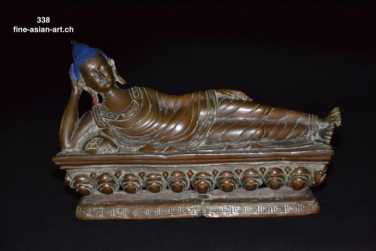 Bouddha couché en cuivre aux cheveux bleus sur longue base en lotus
