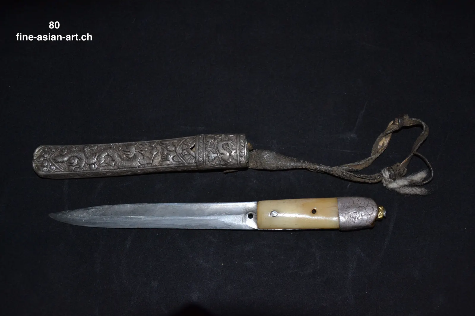 Tibetisches Messer mit gerader Stahlklinge, hellem Griff und verzierter Silberscheide mit Lederriemen