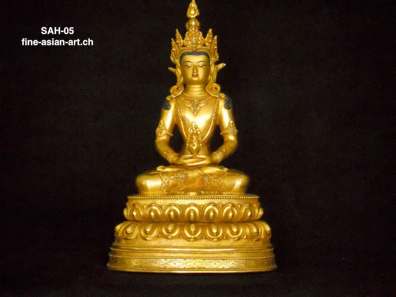 Vergoldeter gekrönter Amitayus mit Händen in Meditation auf hohem doppeltem Lotossockel