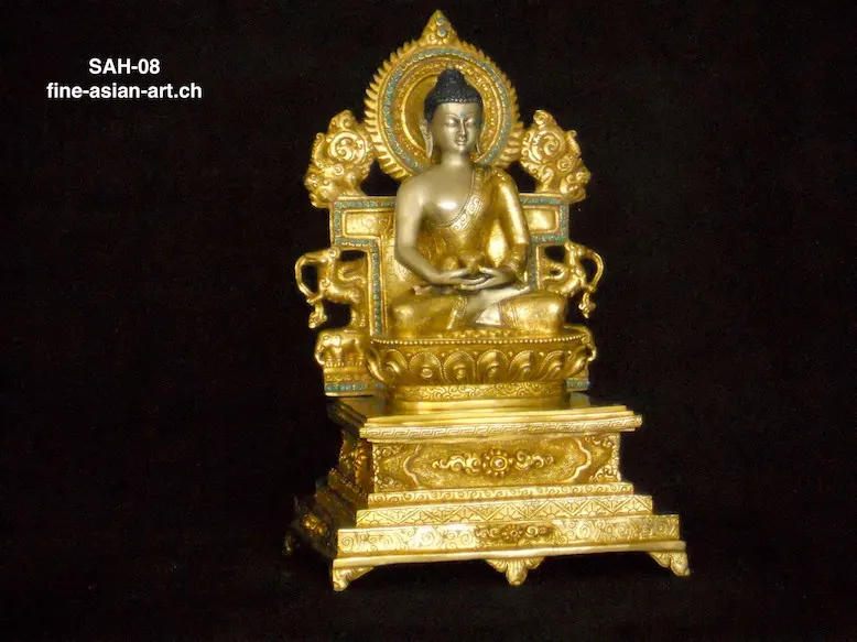 Silberfarbener Buddha Amitabha auf vergoldetem Thron mit Aureole und gestuftem Sockel