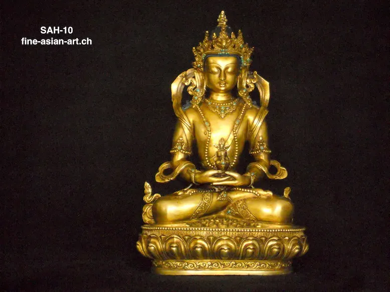 Vergoldeter gekrönter Amitayus mit Händen in Meditation auf doppeltem Lotossockel