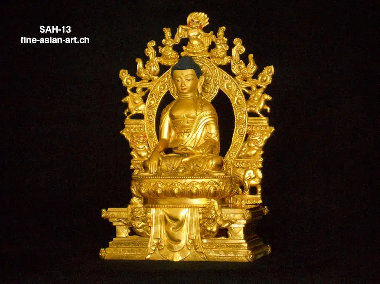 Vergoldeter Buddha Shakyamuni auf Thron mit durchbrochener Aureole und Garuda