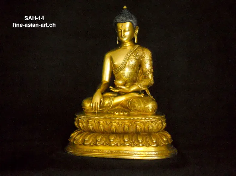 Bouddha Shakyamuni doré sur base à double lotus, geste de prise de la terre à témoin