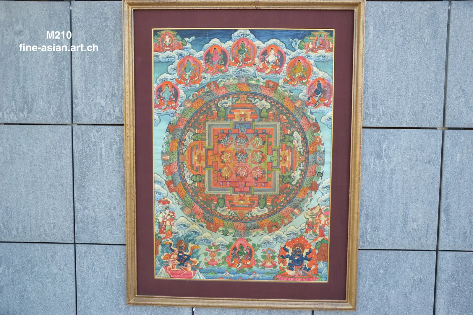 Chakrasamvara-Mandala-Thangka auf Türkisgrund mit Schützern unten, burgunderrotes Passepartout