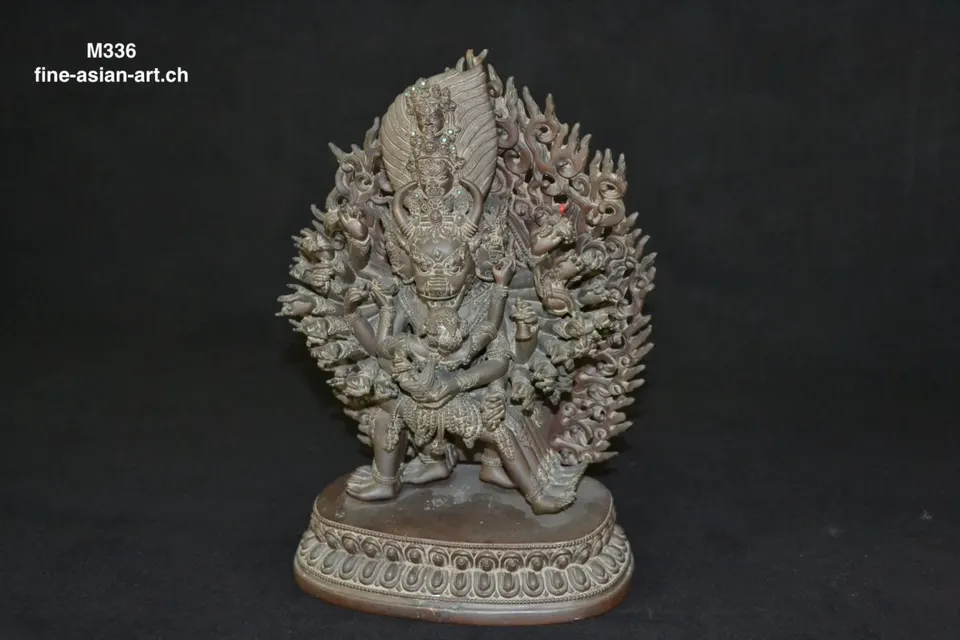 Vielarmiger Yamantaka aus dunkler Bronze mit dichtem Armkranz auf Lotossockel
