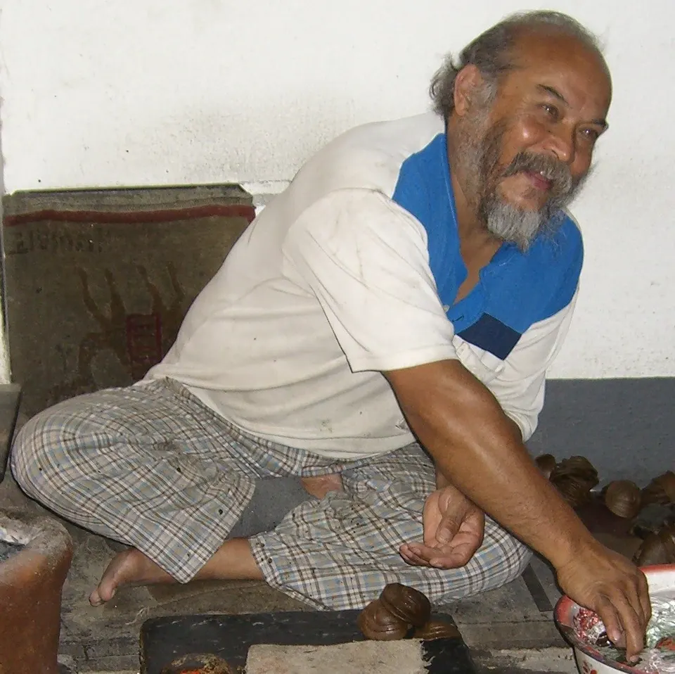 Meister Kaji Ratna Shakya in seiner Werkstatt