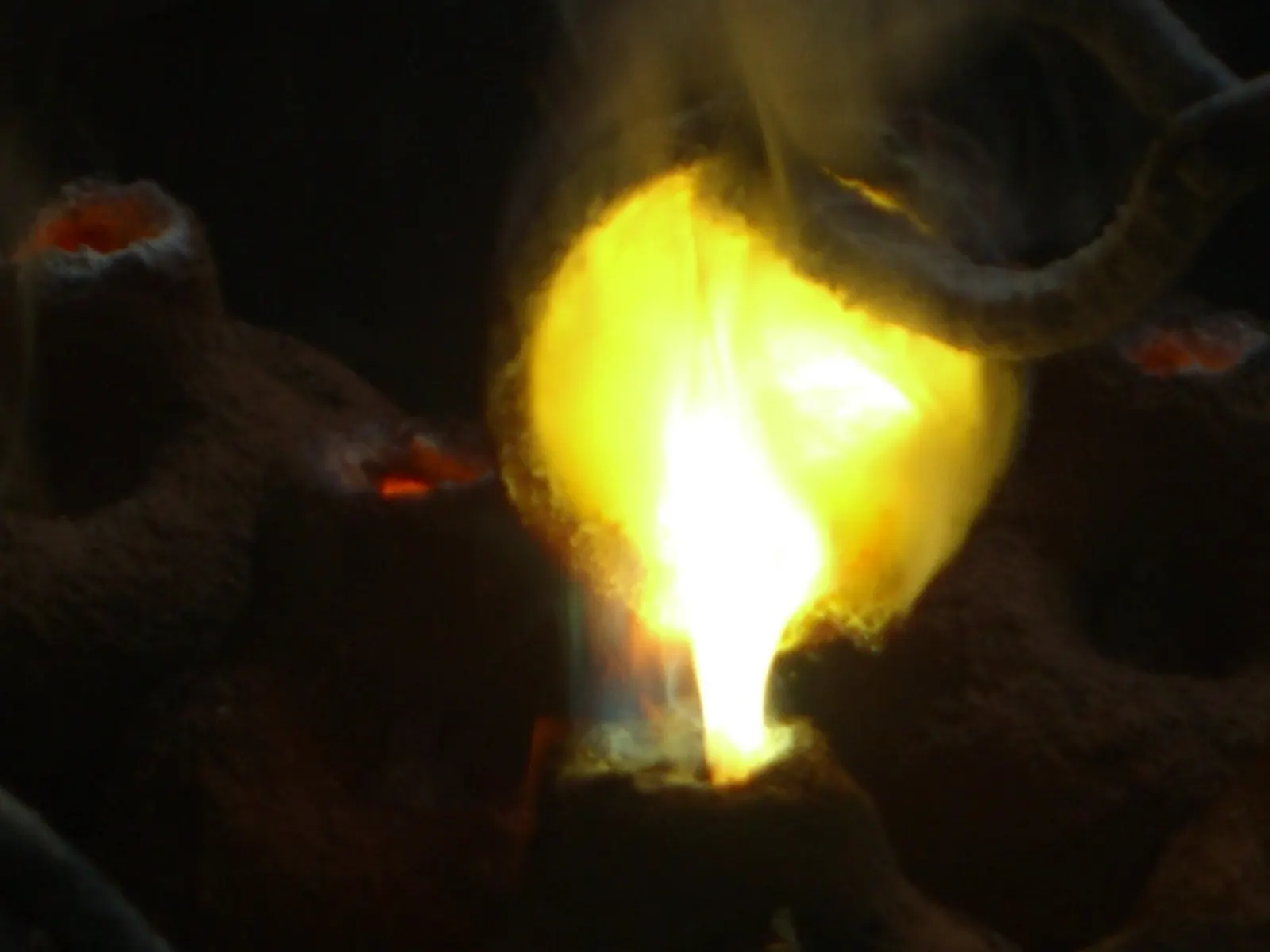 Flüssiges Kupfer wird gegossen